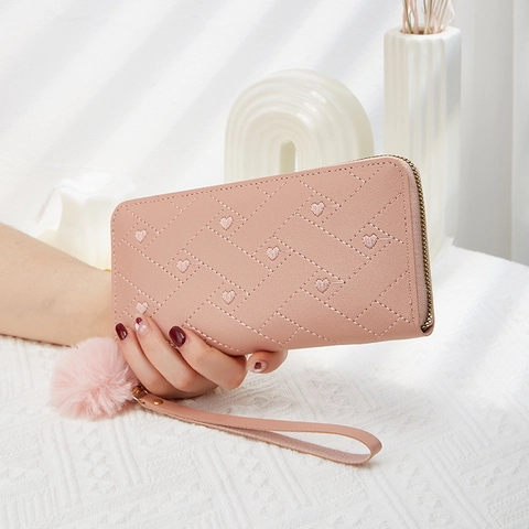 Süße PU Leder Lange Brieftasche Für Damen Gesticktes Herz Muster Clutch Reißverschluss Kartenhalter Portemonnaie Mit Plüschball Handschlaufe