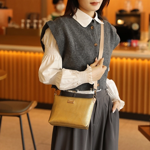 Women Crossbody Shoulder Bag PU Leather Quilted Chevron Pattern Envelope Chic Metallic Small Purse With Adjustable Strap