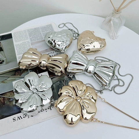 Mini Borsa a Tracolla da Bambina Impermeabile in PVC Effetto Metallico a Forma di Fiocco Cuore Fiore con Catena Sottile