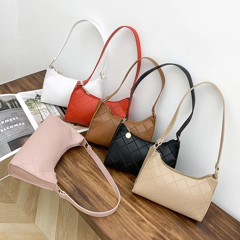 Bolso De Hombro Acolchado Para Mujer Cuero PU Patrón De Rombos Moda Bolso De Mano Color Sólido Con Colgante De Metal