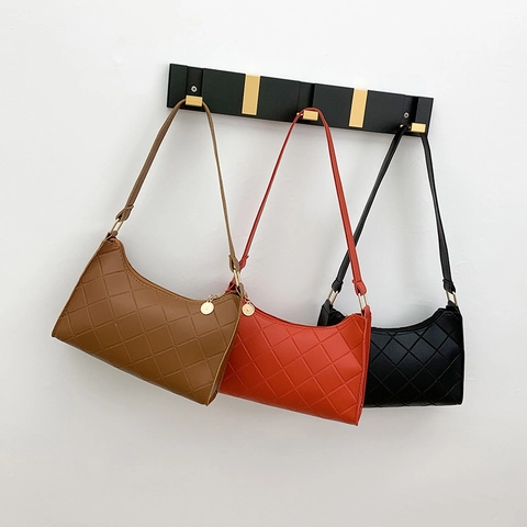 Bolso De Hombro Acolchado Para Mujer Cuero PU Patrón De Rombos Moda Bolso De Mano Color Sólido Con Colgante De Metal