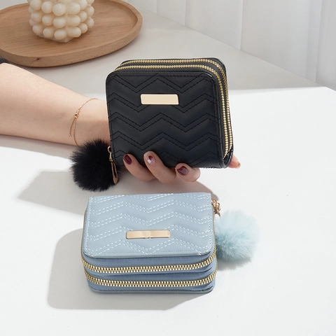 Chevron Quilted Zippered Short Wallet PU Leather Women Coin Purse With Pompom Pendant Metal Plate Card Holder Fashion