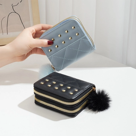 Mini Monedero Mujer Cuero PU Doble Cremallera Acolchado Con Remaches Dorados Y Pompon Pequeño Portatarjetas