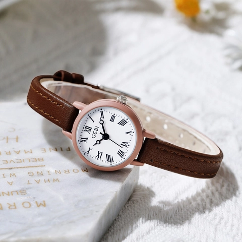 Retro Simple Women Quartz Watch Leather Strap Elegant Round Dial Roman Numeral Scale Waterproof Analog Wristwatch Student