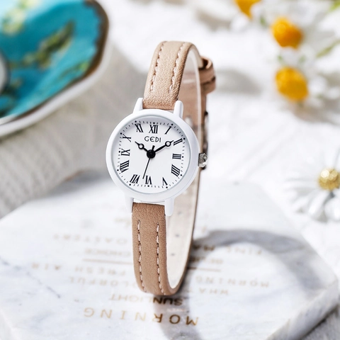 Retro Simple Women Quartz Watch Leather Strap Elegant Round Dial Roman Numeral Scale Waterproof Analog Wristwatch Student
