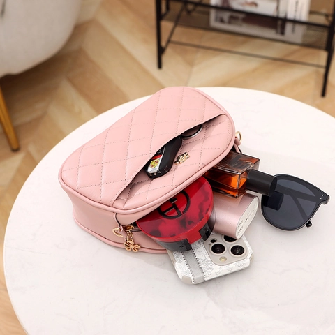 Women Quilted Crossbody Bag PU Leather Diamond Pattern Shell Shape Golden Flower Decoration Adjustable Strap Fashion Casual