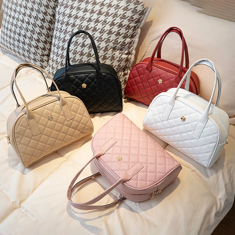 Bolso de Hombro de Cuero PU Acolchado para Mujer Moda Urbana Simple Bolso de Mano Con Correa Ajustable Logo Metálico de Flor Dorada Bolso Boston Casual
