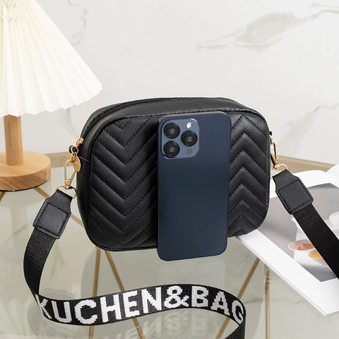 Modieuze Gewatteerde PU-Leren Crossbodytas Dames Visgraatpatroon Camera Tas Met Brede Letterprint Schouderband Goud Hardware