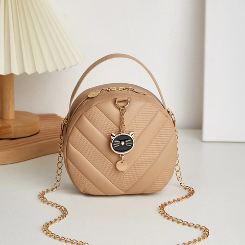 Damen Mode V-Gesteppte Runde Umhängetasche Mit Süßem Katzenanhänger Metallkette Mini Schultertasche PU Leder Handtasche