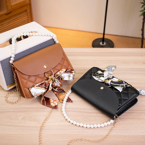 Bolso De Mano De Cuero PU Acolchado Para Mujer Asa De Perlas Artificiales Decoración De Pañuelo De Satén Bolso De Hombro Elegante Mini