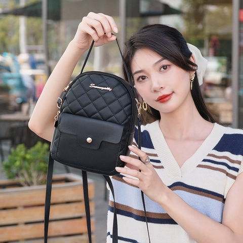 Damen Mini Gesteppter Rucksack PU Leder Mode Kleine Umhängetasche Mit Gold Metall Logo Verstellbarer Gurt Lässiger Daypack