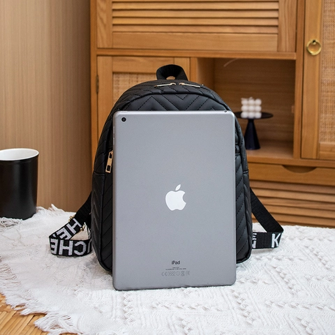 Mode Damen Mini Rucksack V-Förmig Gesteppt PU Leder Reisen Casual Daypack Mit Buchstaben Bedruckten Webgurten
