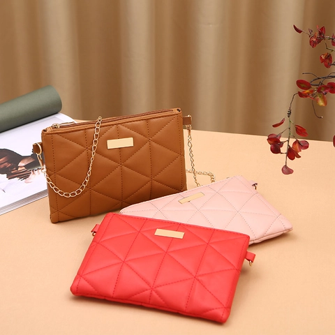 Women Quilted Diamond Pattern Shoulder Bag PU Leather Elegant Crossbody Clutch With Gold Chain Strap And Metal Plate
