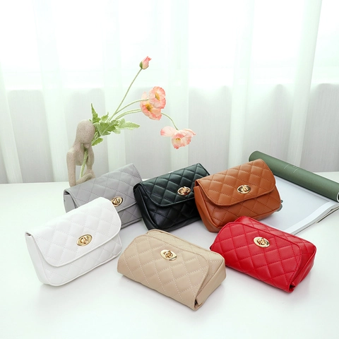 Women Quilted Shoulder Bag PU Leather Small Square Crossbody Bag Metal Rotate Lock Fashion Flap Bag For Casual Daily Travel