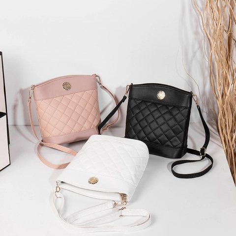 Dames Gewatteerde PU Leren Emmer Tas Elegante Crossbody Tas Met Gouden Strass Medaille En Verstelbare Riem