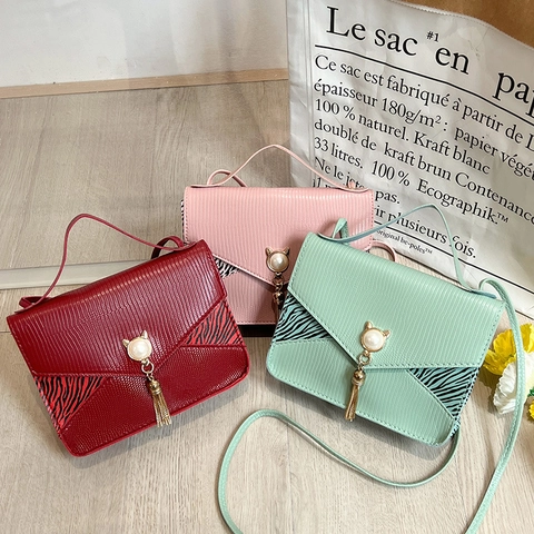 Fashion Women Shoulder Bag PU Leather Lizard Texture Zebra Print Artificial Pearl Cat Head Buckle Tassel Detail Flap Crossbody Bag