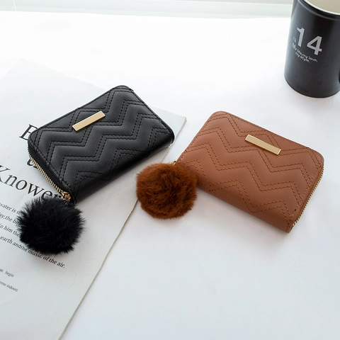 Cartera Corta Para Mujer Cuero PU Acolchado Chevron Cremallera Monedero Pequeño Con Colgante Pompon Tarjetero
