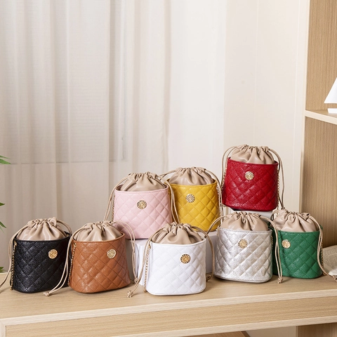 Damen Gesteppte PU Leder Eimer Tasche Kordelzug Umhängetasche Rhombus Muster Metallkette Mode Schick