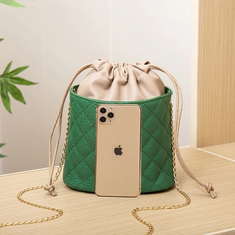 Damen Gesteppte PU Leder Eimer Tasche Kordelzug Umhängetasche Rhombus Muster Metallkette Mode Schick