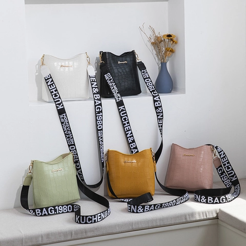 Damen Eimer Umhängetasche Krokodil Textur PU Leder Breite Buchstaben Riemen Mode Lässige Schultertasche