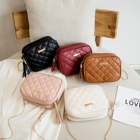 Sac Bandoulière Matelassé Motif Losanges Cuir PU Chaîne Dorée Sac À Épaule Avec Décoration Pompon Élégant Femmes