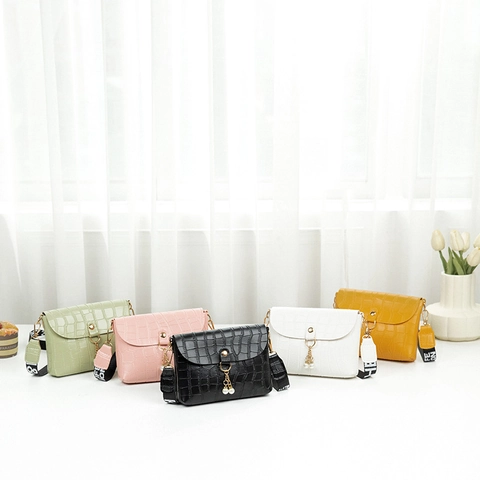 Women Shoulder Bag Crocodile Pattern PU Leather Artificial Pearl Pendant Small Square Crossbody Bag With Wide Letter Strap Trendy