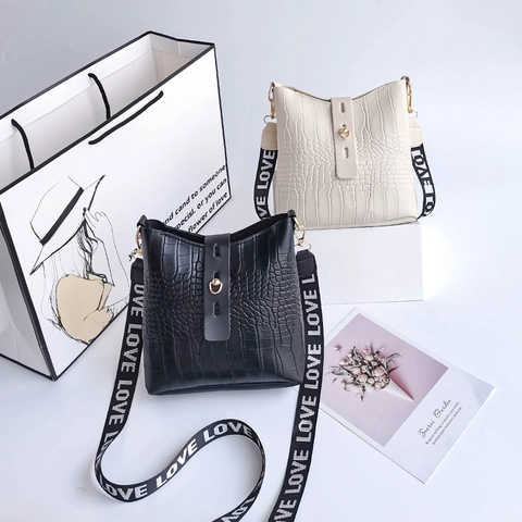 Crocodile Embossed PU Leather Bucket Bag For Women With Wide Letter Print Shoulder Strap Small Crossbody Purse