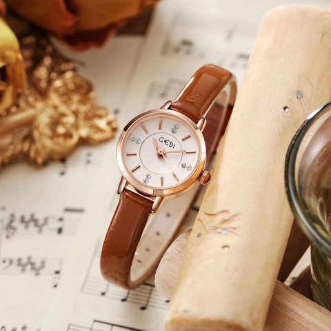 Women Quartz Watch Rose Gold Alloy Round Dial Leather Strap Waterproof Rhinestone Vintage Simple Wristwatch