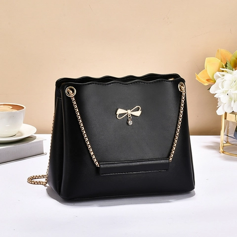 Borsa A Tracolla Da Donna In Pelle PU Bordo Festonato Con Pendente A Fiocco Dorato Cinturino A Catena Elegante
