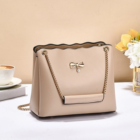 Women PU Leather Shoulder Bag Scallopped Edge Golden Bow Pendant Elegant Fashion Crossbody Handbag Chain Strap