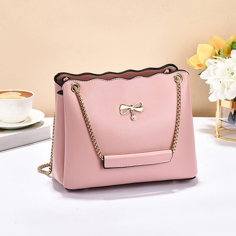 Women PU Leather Shoulder Bag Scallopped Edge Golden Bow Pendant Elegant Fashion Crossbody Handbag Chain Strap