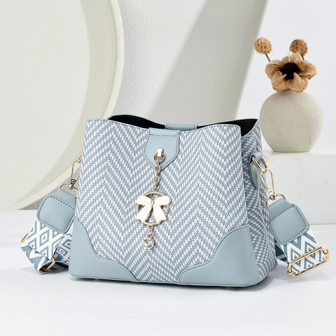 Gewebte Beuteltasche Für Damen Mit PU Lederbesatz Bogenanhänger Breitem Jacquard Riemen Umhängetasche Schulterhandtasche