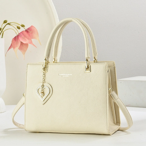 Bolso De Mano Para Mujer De Cuero PU Grano Litchi Con Colgante De Corazón Y Perla Artificial Herrajes Dorados Bolso Bandolera