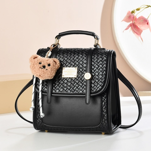 Mini Zaino Borsa A Mano Chic Pelle PU Trama Intrecciata Dettagli Dorati Ciondolo Orsetto Spalline Regolabili Borsa Versatile