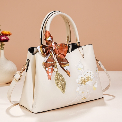 Bolso De Mano Con Bordado Floral Cuero PU Gran Capacidad Bolso De Hombro Con Colgante De Hoja Perla Artificial Bufanda Decoración Mujer