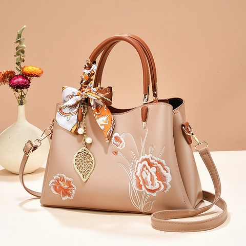 Bolso De Mano Elegante Para Mujer Cuero PU Bordado Floral Bolso De Hombro Con Pañuelo De Satén Y Colgante De Hoja Metal