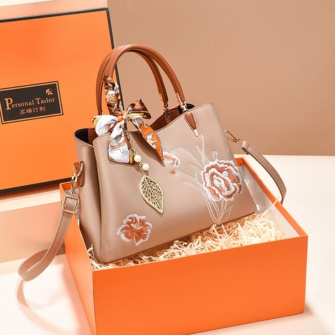 Bolso De Mano Elegante Para Mujer Cuero PU Bordado Floral Bolso De Hombro Con Pañuelo De Satén Y Colgante De Hoja Metal