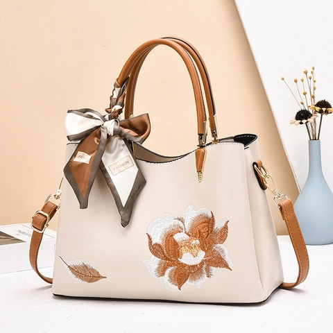 Bolso De Mano Para Mujer Elegante Con Bordado Floral Bolso De Hombro De Cuero PU Con Decoración De Bufanda De Satén