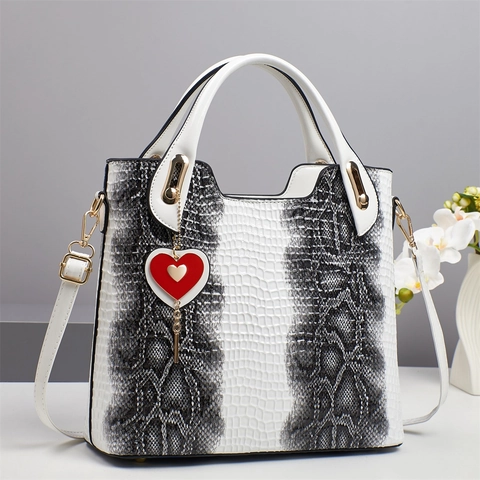 Sac À Main Mode Pour Femmes Cuir PU Motif Crocodile Grande Capacité Sac À Bandoulière Avec Pendentif Coeur Chic