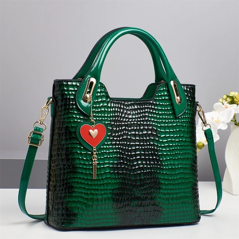 Women Shoulder Bag Large Capacity PU Leather Crocodile Pattern Handbag With Heart Pendant For Business Commute Elegant