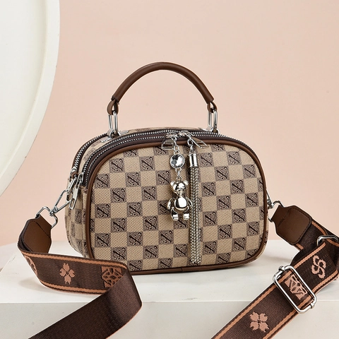 Retro Monogram PU Leder Crossbody Tas Dames Mode Handtas Met Dubbele Rits Brede Schouderband En Beer Hanger Kwast