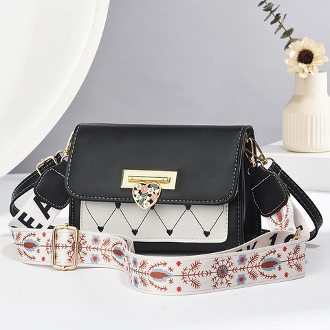 Sac À Épaule Femme Cuir PU Bandoulière Boucle Coeur Matelassé Mini Sac Carré Avec Large Bandoulière À Motif