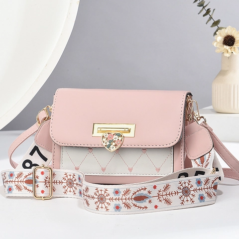 Sac Bandoulière Femme Cuir PU Serrure Cœur Matelassé Petit Sac Carré Avec Large Bandoulière Florale Quotidien Doux Tendance