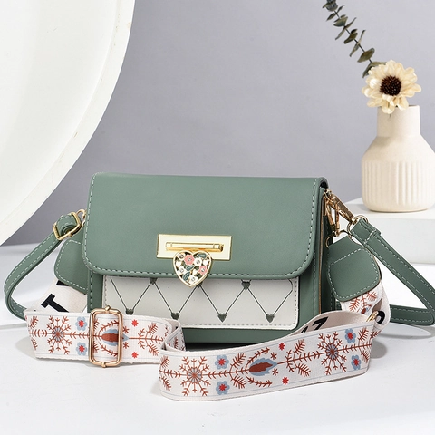 Sac À Épaule Femme Cuir PU Bandoulière Boucle Coeur Matelassé Mini Sac Carré Avec Large Bandoulière À Motif