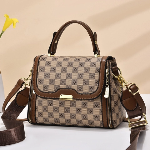 Vintage Checkerboard Women Shoulder Bag PU Leather Handbag With Wide Woven Strap Retro Crossbody Bag For Daily Travel