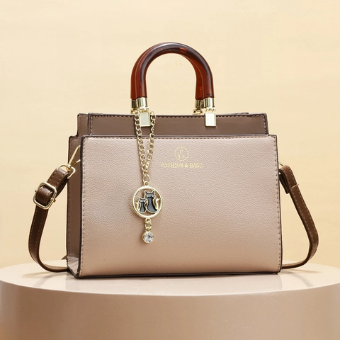 Bolso De Mano Para Mujer Cuero PU Color Contraste Grano Lichi Bolso De Hombro Con Asa Ámbar Y Colgante De Gato Retro Crossbody