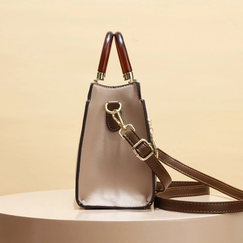 Bolso De Mano Para Mujer Cuero PU Color Contraste Grano Lichi Bolso De Hombro Con Asa Ámbar Y Colgante De Gato Retro Crossbody