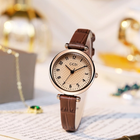 Retro Women Quartz Watch Simple Ladies Wristwatch Leather Strap Waterproof Alloy Case Elegant Grid Pattern Analog