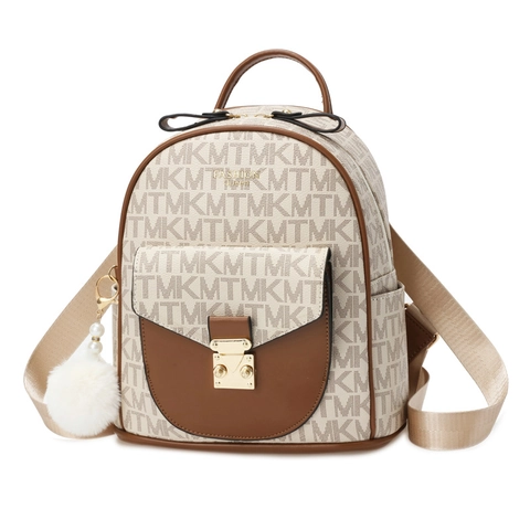 Sac À Dos De Mode Cuir PU Imprimé Monogramme De Lettres Intérieur Spacieux Serrure En Métal Charme Pompon Pour Femmes École Voyage