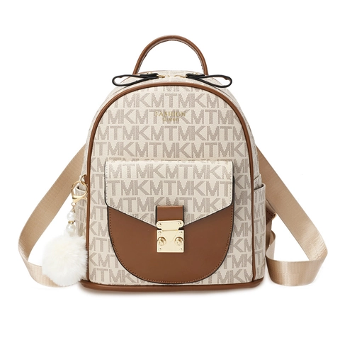 Sac À Dos De Mode Cuir PU Imprimé Monogramme De Lettres Intérieur Spacieux Serrure En Métal Charme Pompon Pour Femmes École Voyage